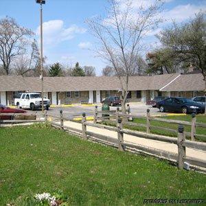 Crestview Inn And Suites Cedar Lake Exterior photo
