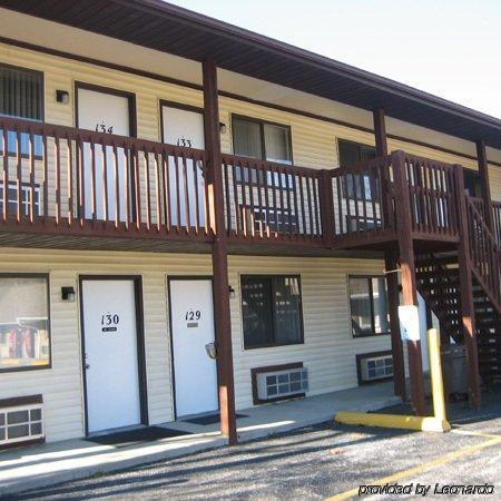 Crestview Inn And Suites Cedar Lake Exterior photo