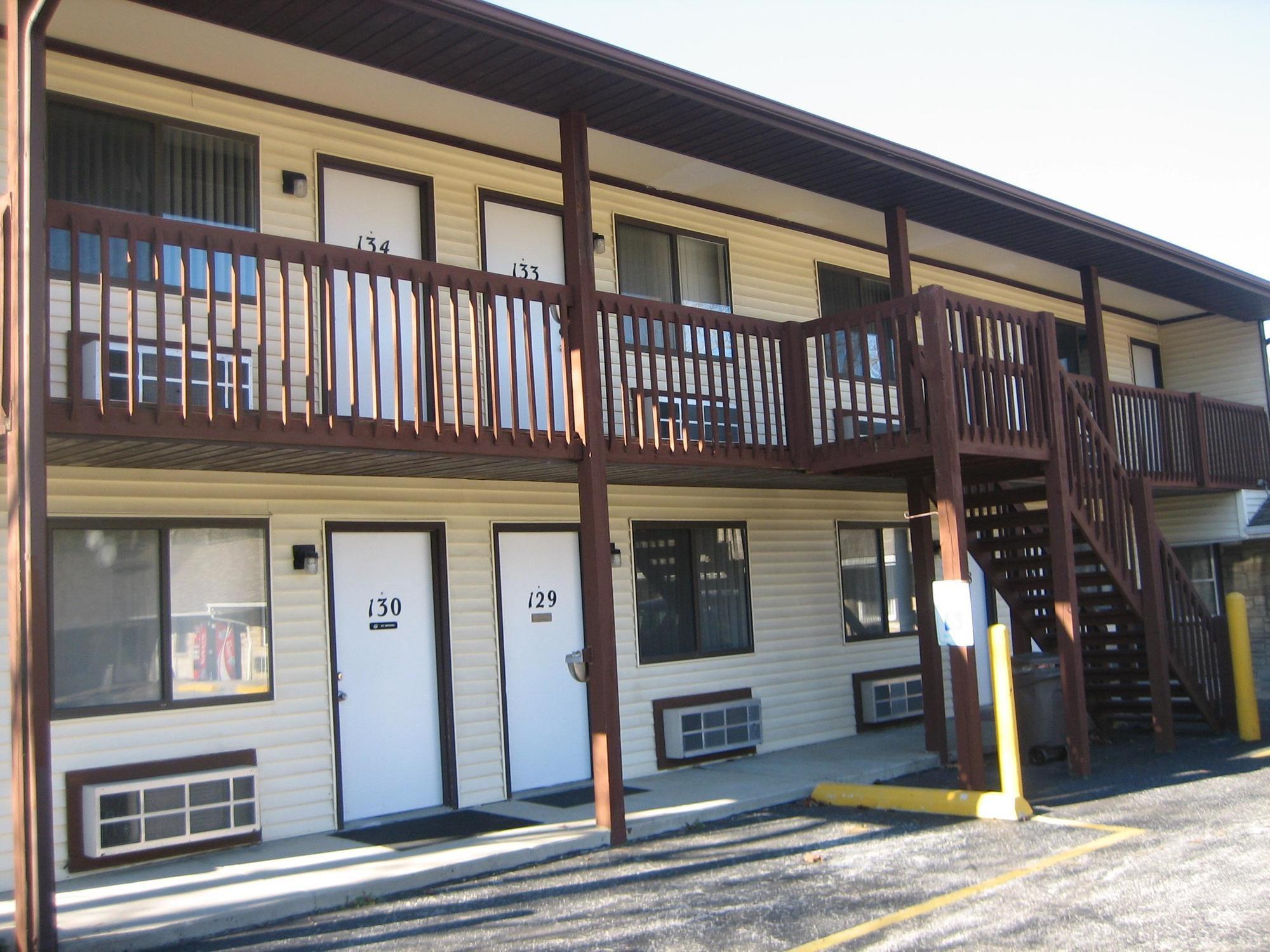 Crestview Inn And Suites Cedar Lake Exterior photo