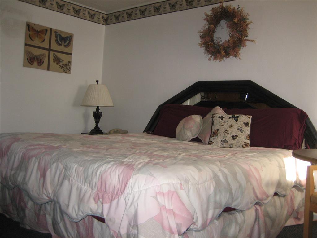 Crestview Inn And Suites Cedar Lake Room photo