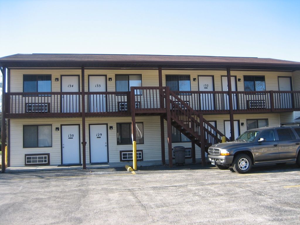 Crestview Inn And Suites Cedar Lake Exterior photo