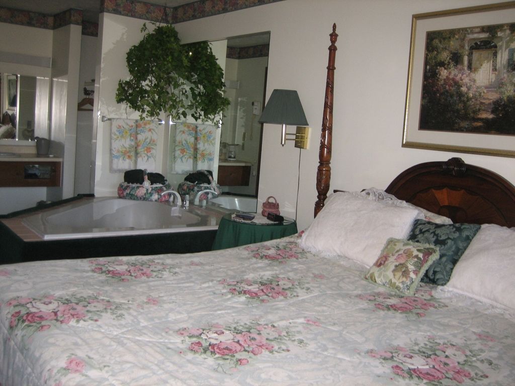 Crestview Inn And Suites Cedar Lake Room photo