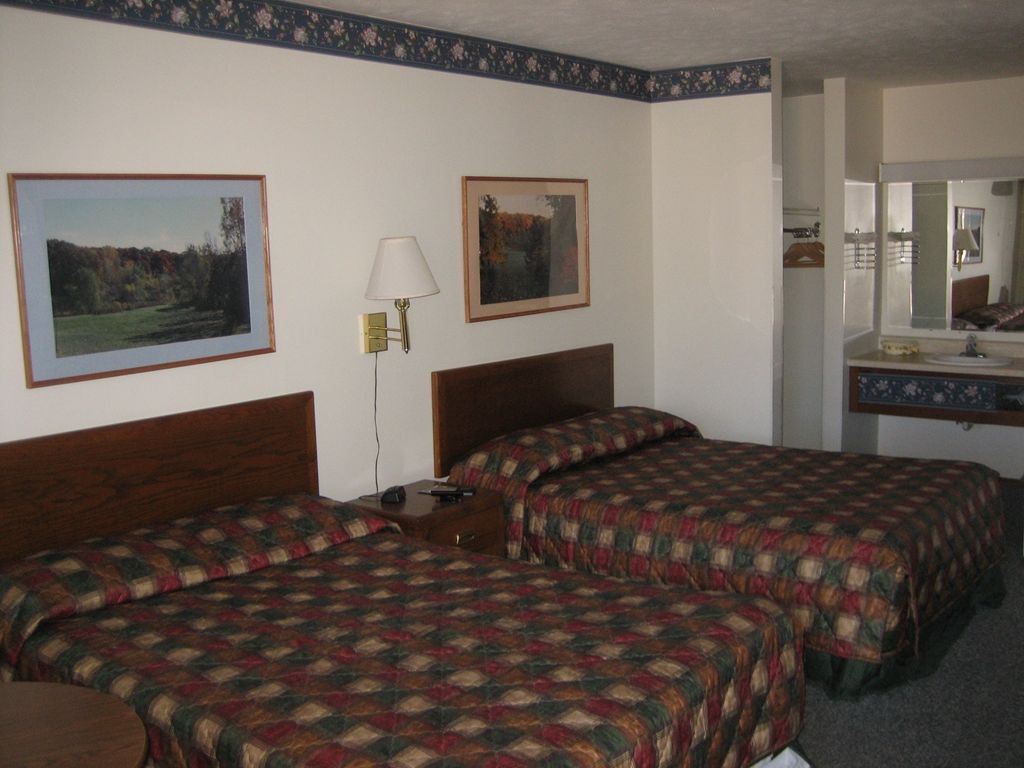 Crestview Inn And Suites Cedar Lake Room photo