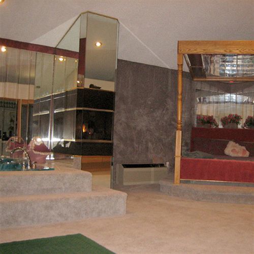 Crestview Inn And Suites Cedar Lake Interior photo