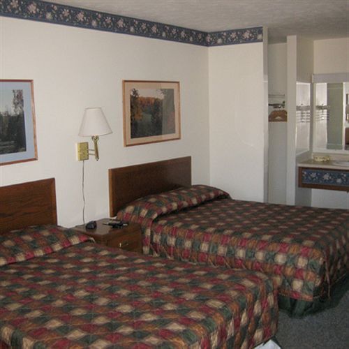 Crestview Inn And Suites Cedar Lake Room photo
