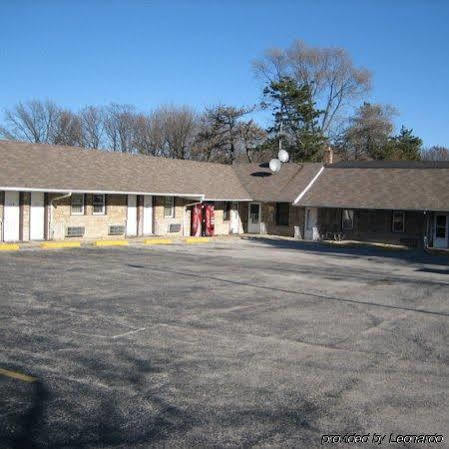 Crestview Inn And Suites Cedar Lake Exterior photo